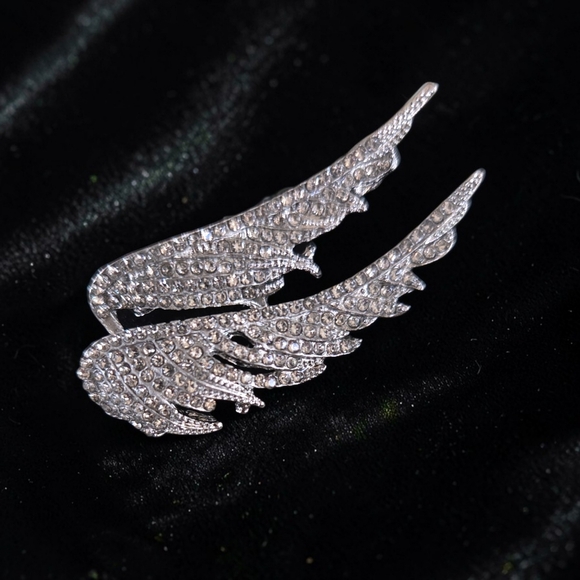 Beautiful Rhinestone Wings Brooch - Picture 1 of 3